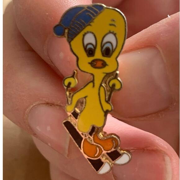 Vintage Warner Brothers Tweety Bird Skiing Enamel Pin Winter Christmas - Picture 3 of 8